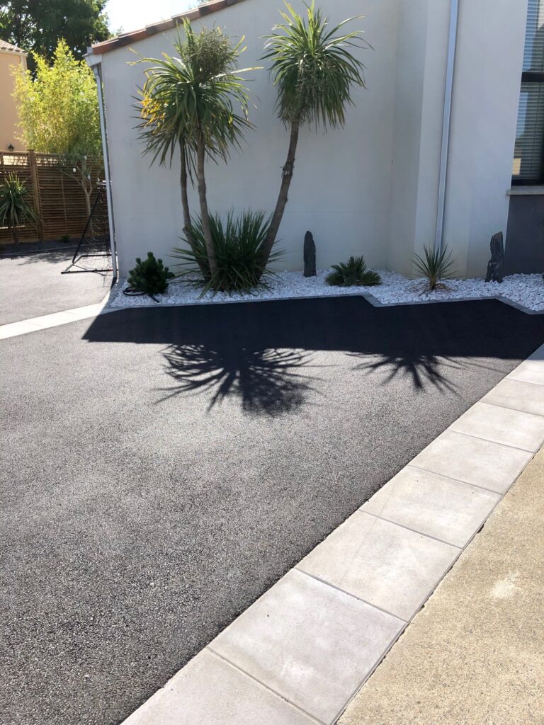 Cour - dallage - pavé béton - enrobé noir - Ideallée