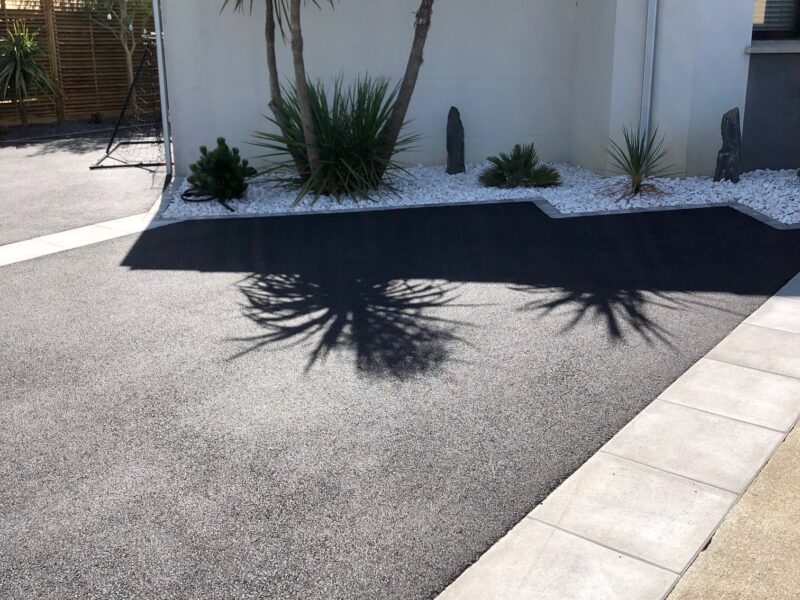 Cour - dallage - pavé béton - enrobé noir - Ideallée