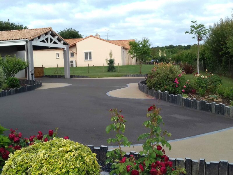 Cour - enrobé beige et ardoise - Ideallée