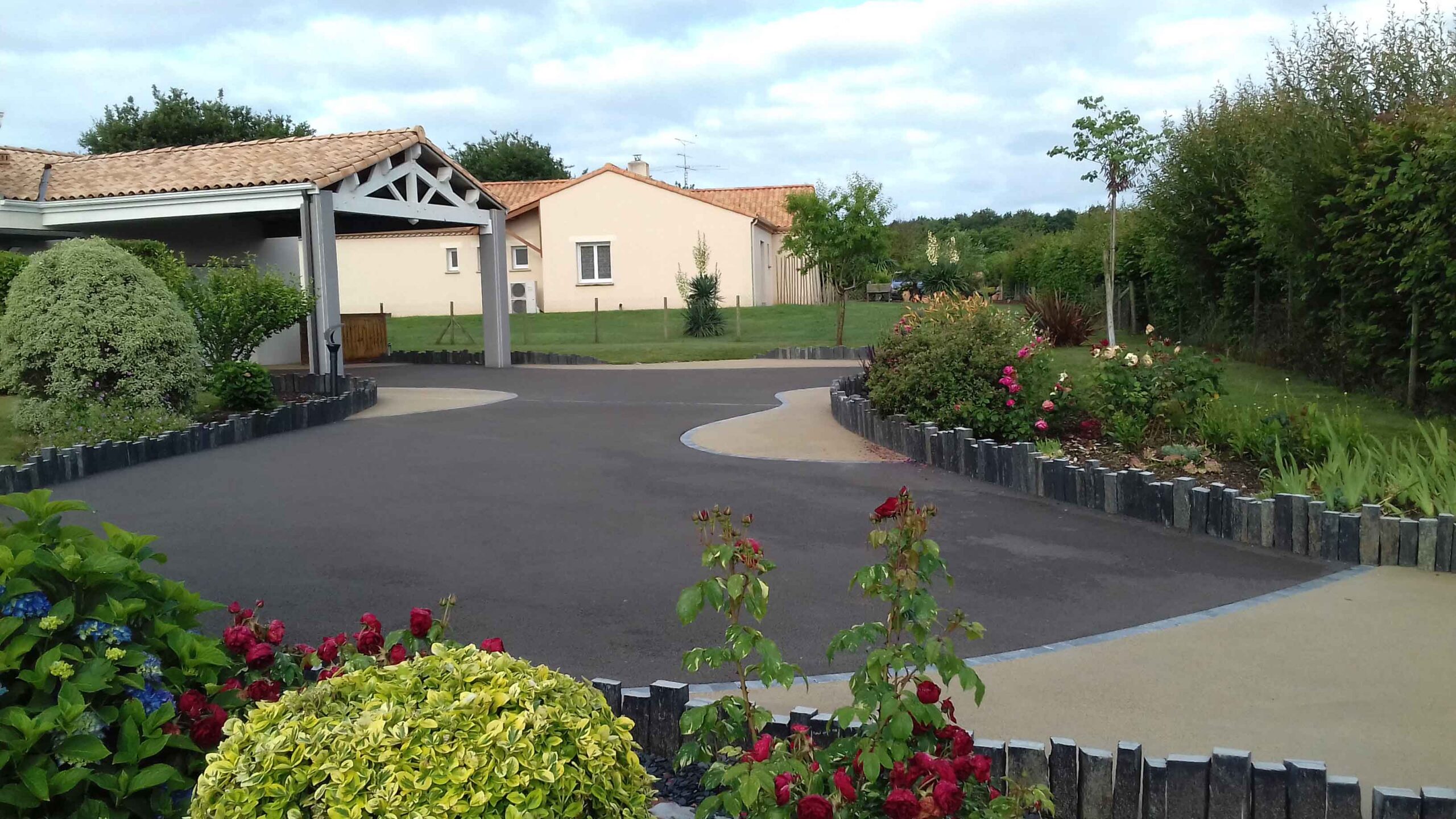 Cour - enrobé beige et ardoise - Ideallée