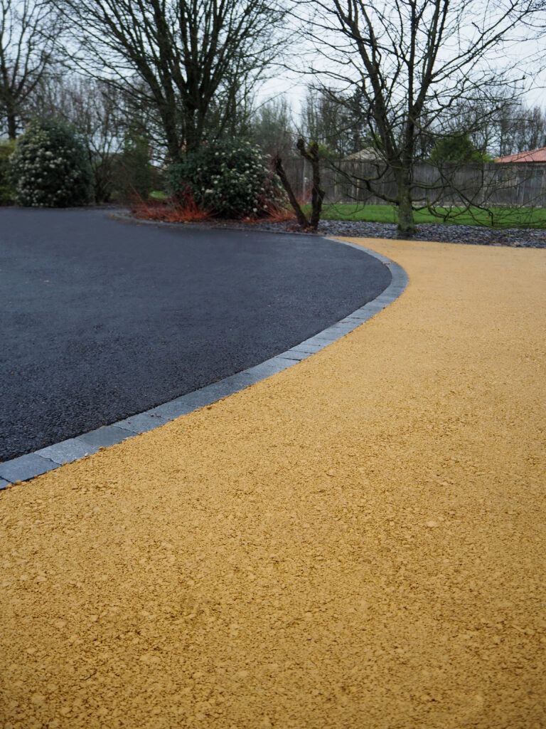 Cour - enrobé beige et noir et pavage - Ideallée