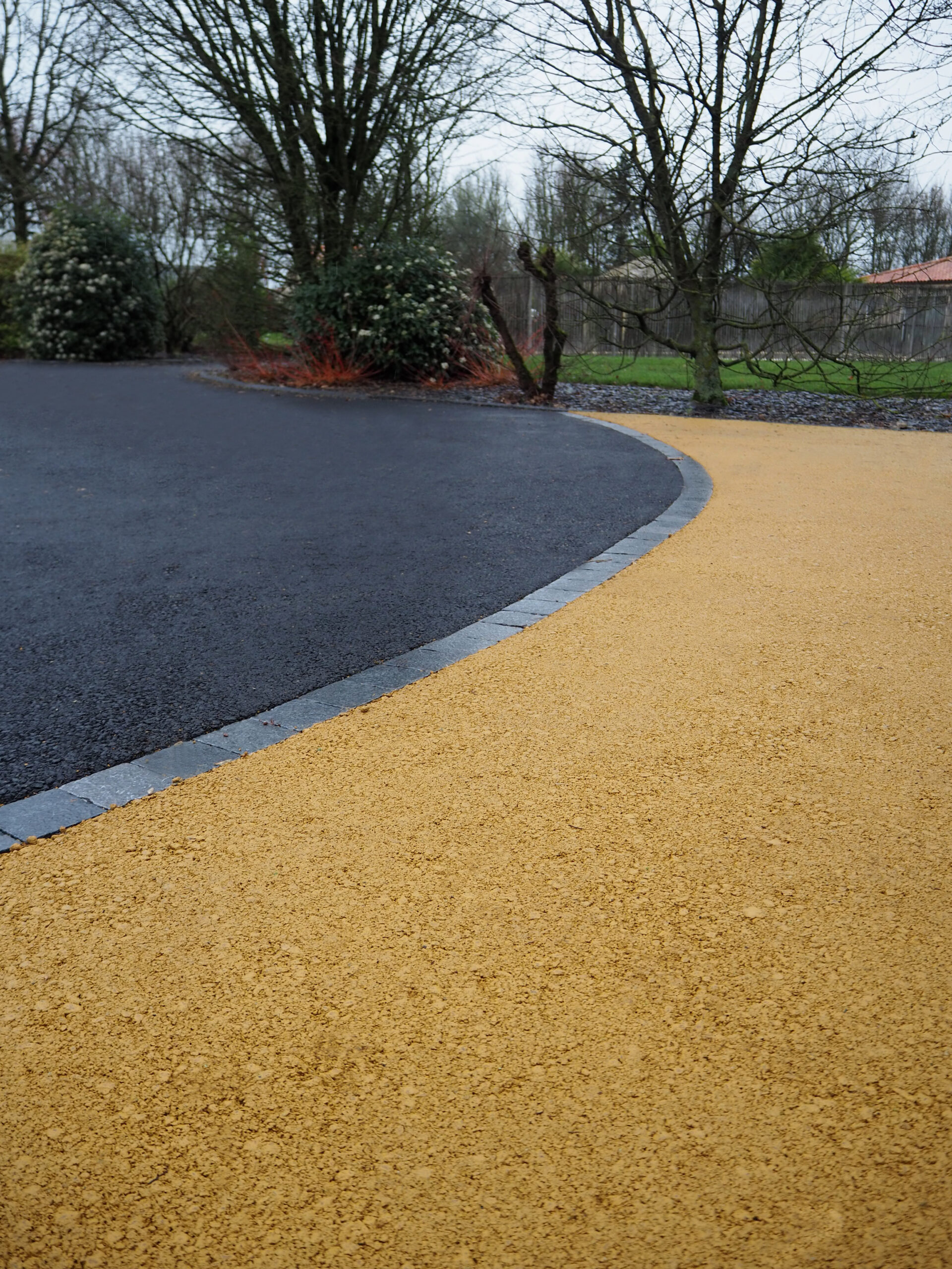 Cour - enrobé beige et noir et pavage - Ideallée