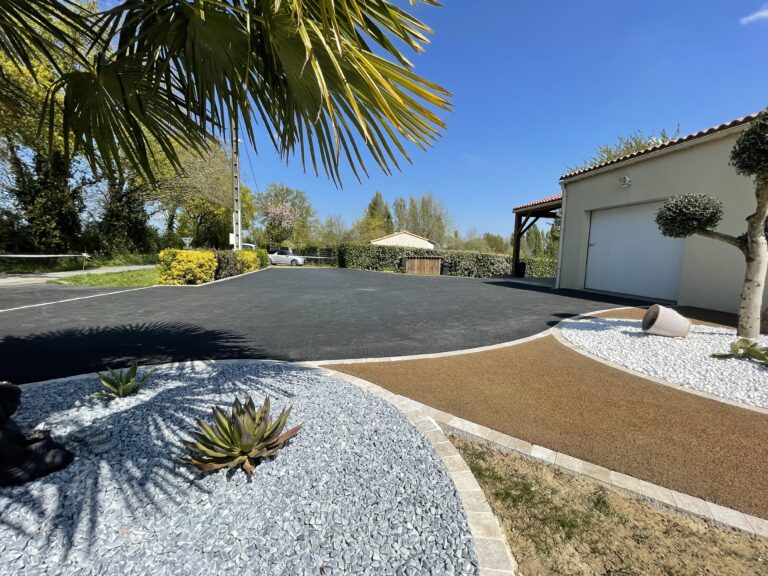 Cour - enrobé caramel et noir et pavés - Ideallée