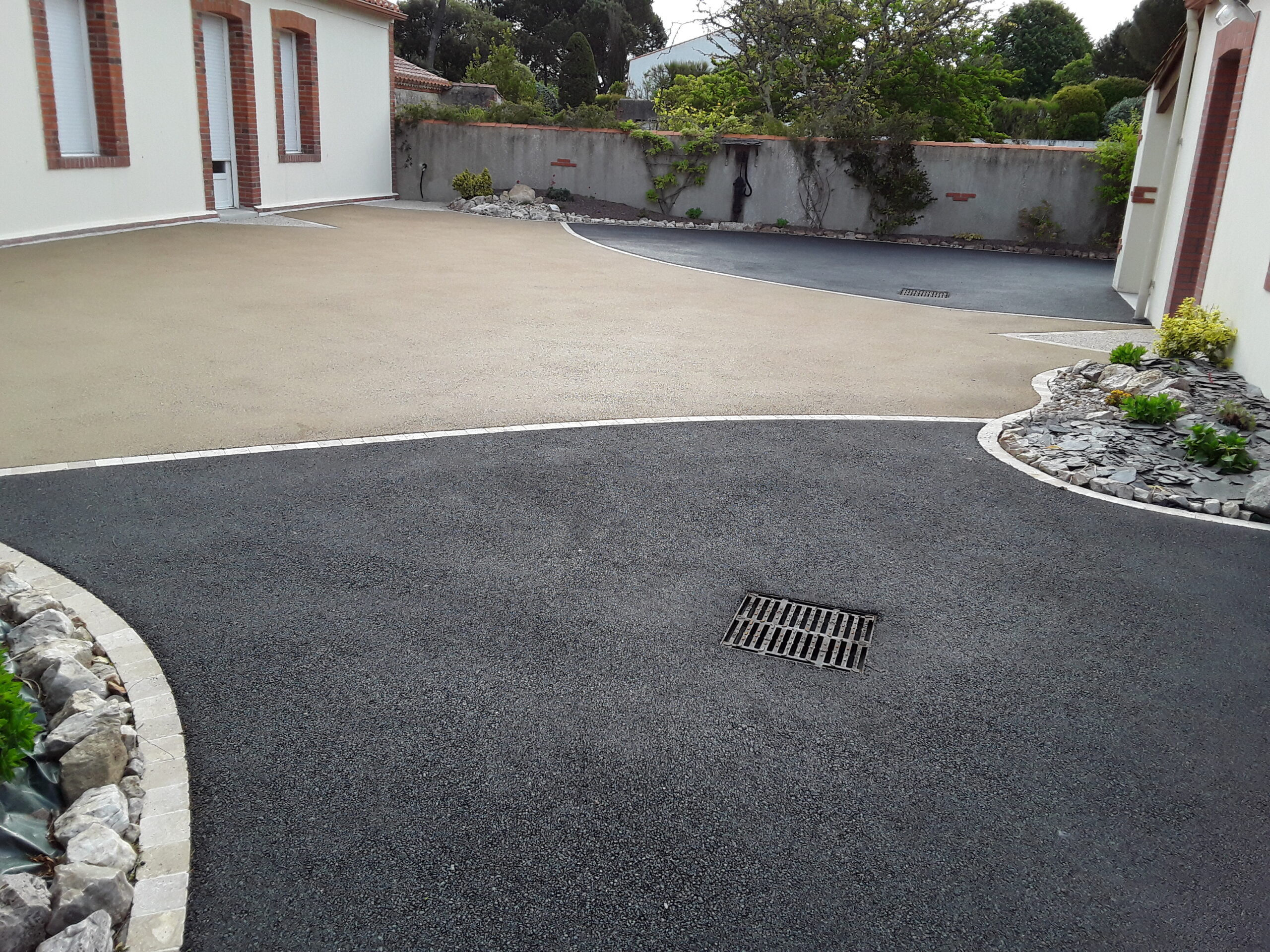 Cour - enrobé noir et beige - Ideallée