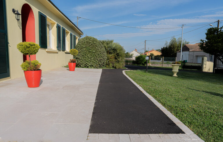 Cour - enrobé noir et pavage - Ideallée