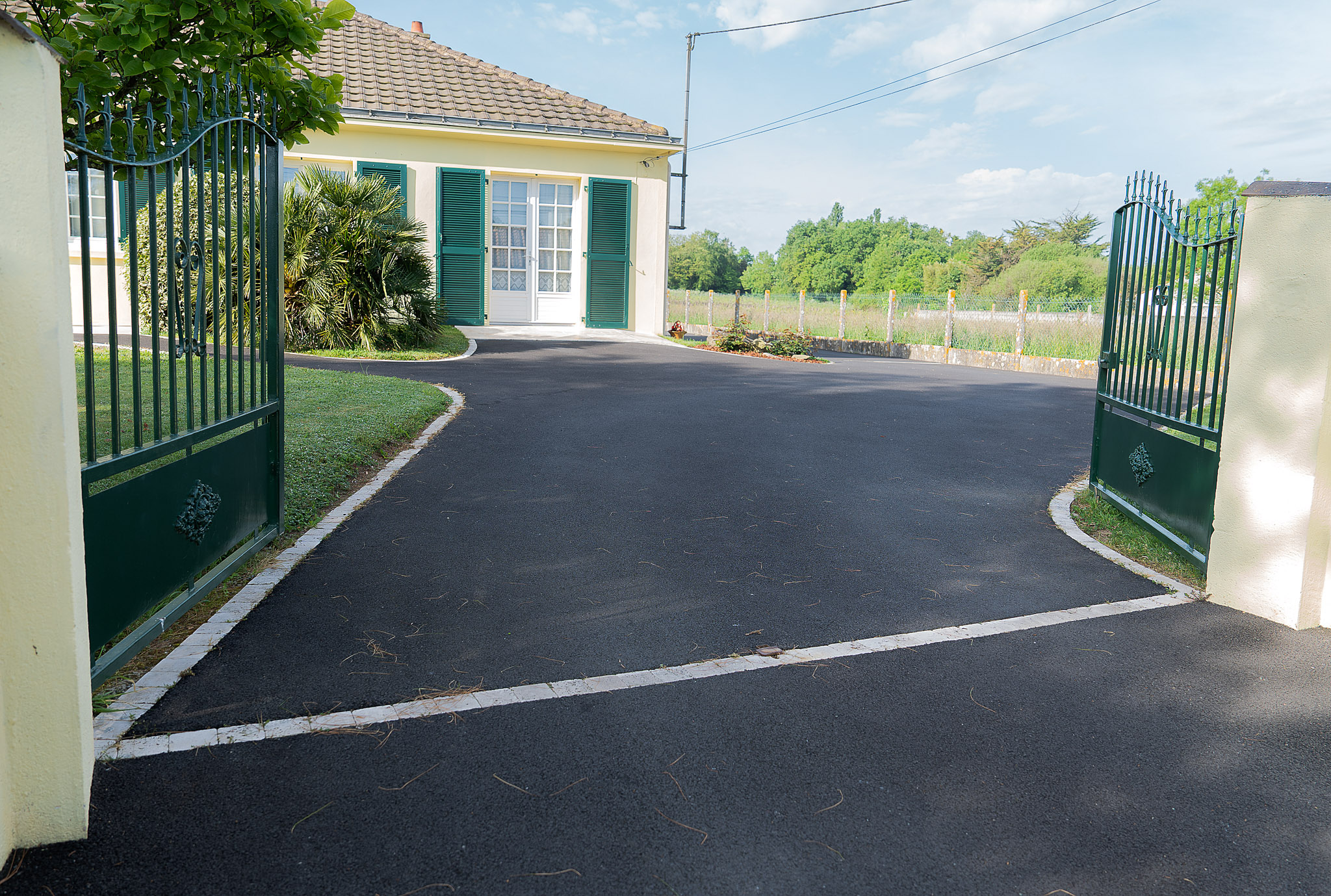 Cour - enrobé noir et pavage - Ideallée