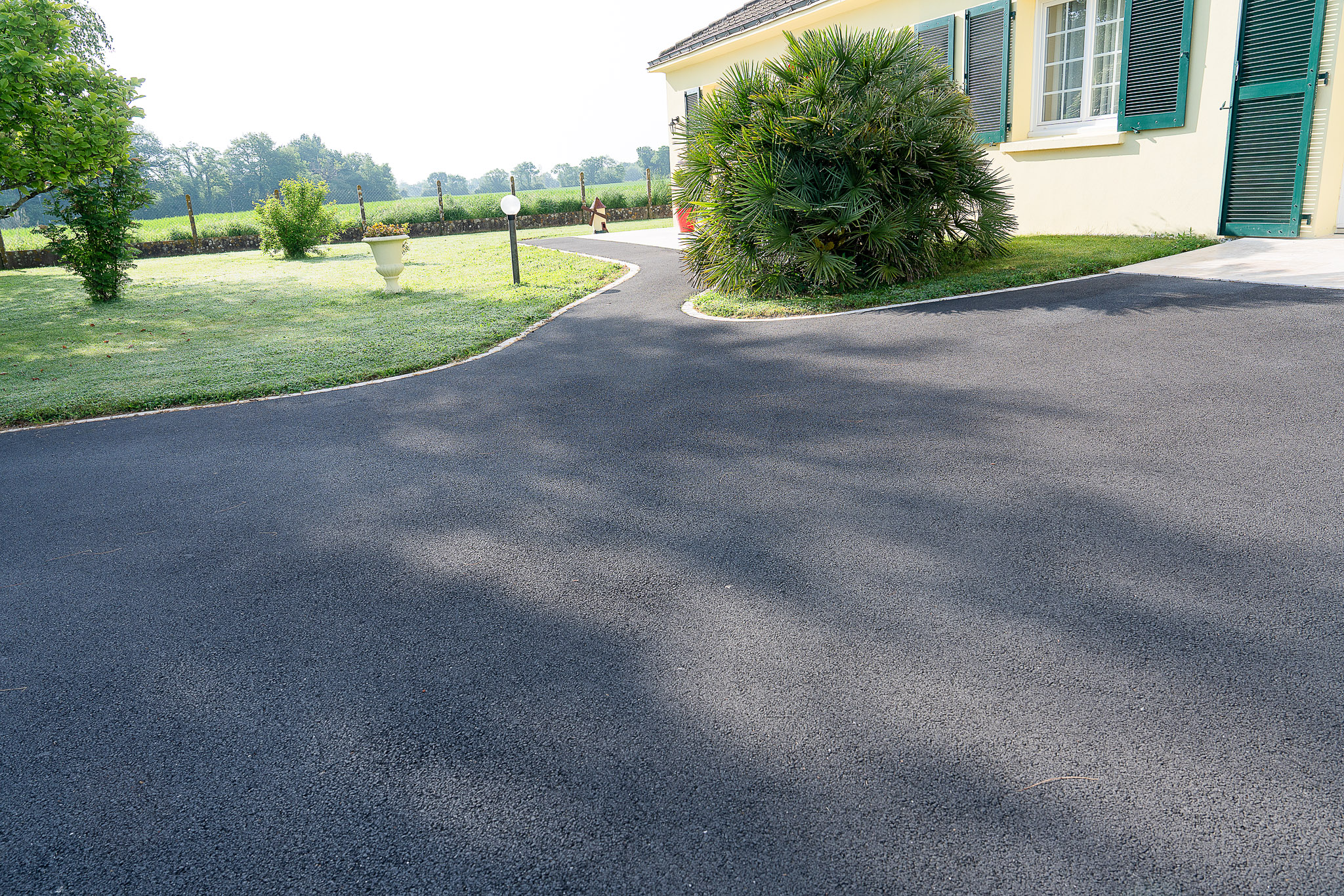 Cour - enrobé noir et pavage - Ideallée - 3