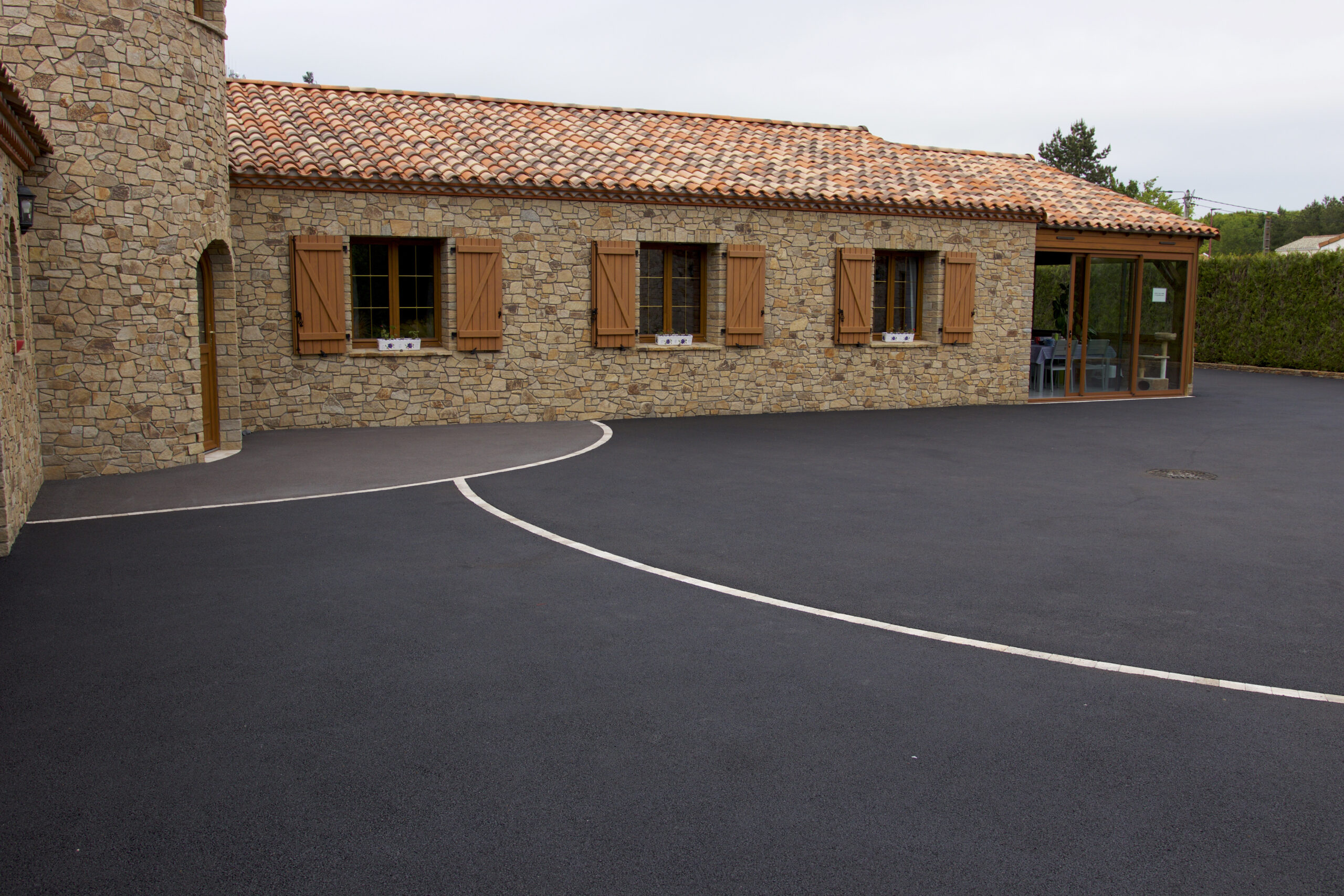 Cour - enrobé noir et pavage - Ideallée