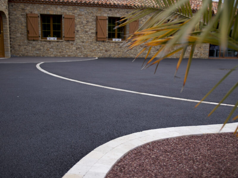 Cour - enrobé noir et pavage - Ideallée