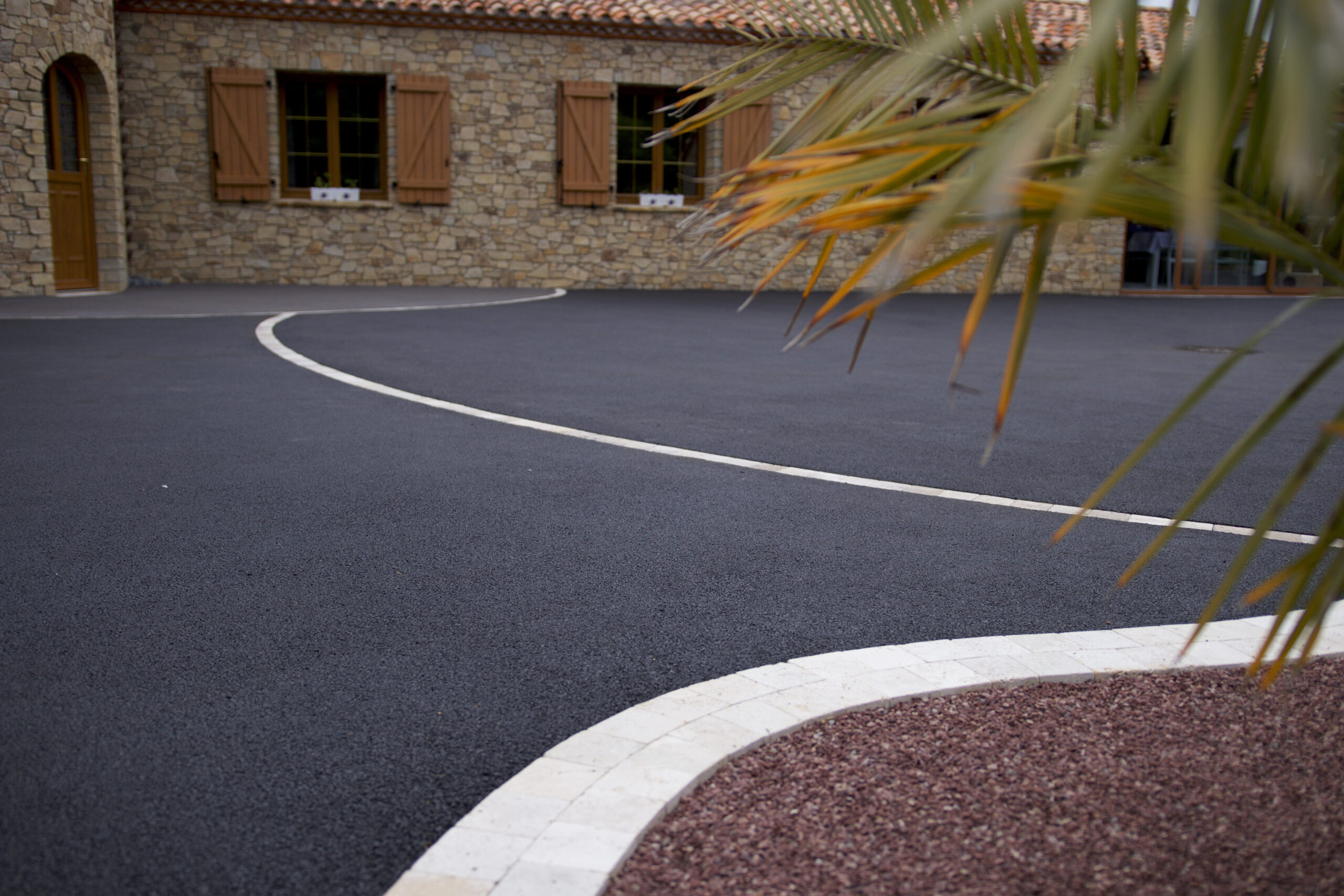 Cour - enrobé noir et pavage - Ideallée