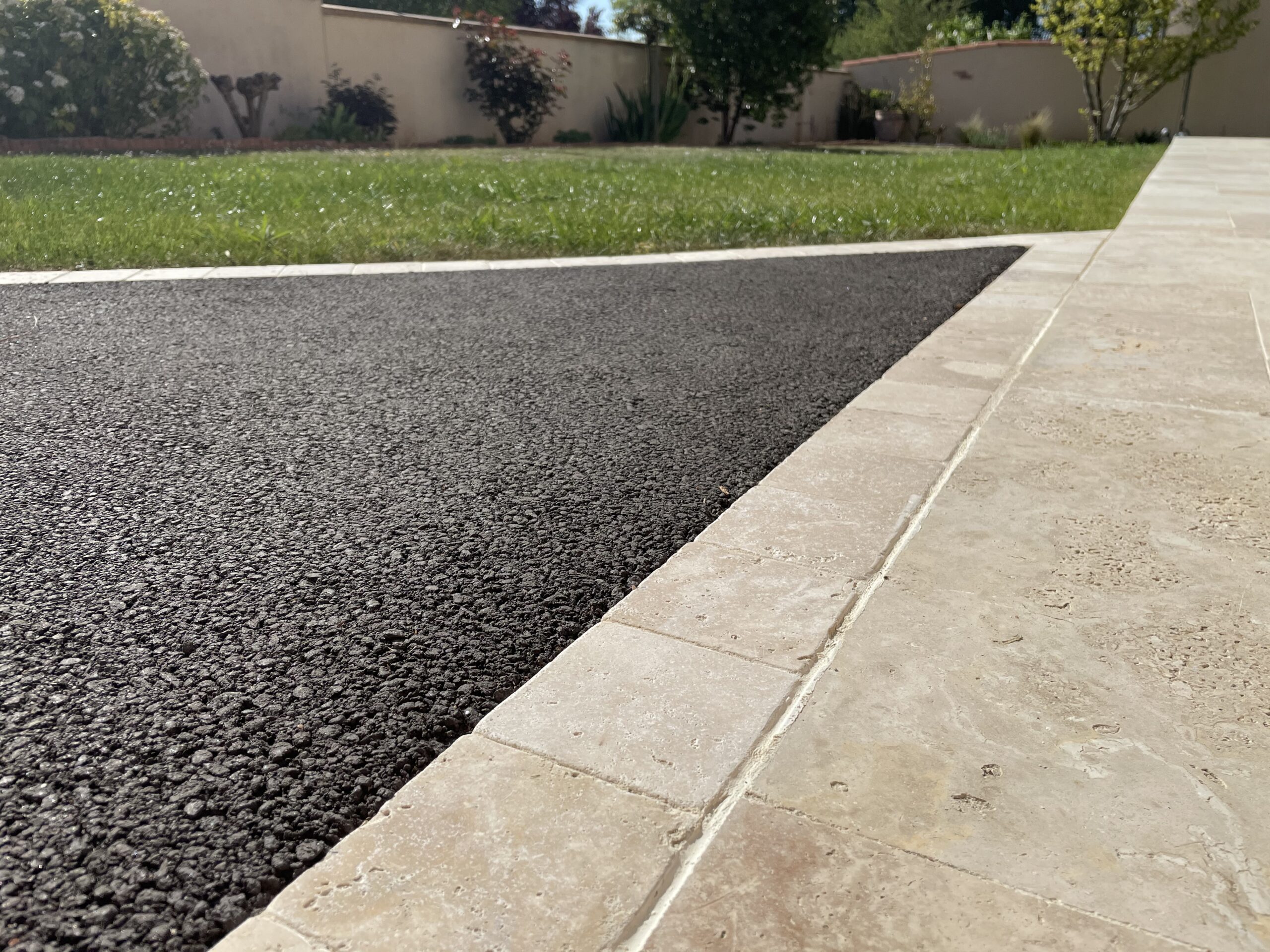 Cour - enrobé noir et pavage - Ideallée