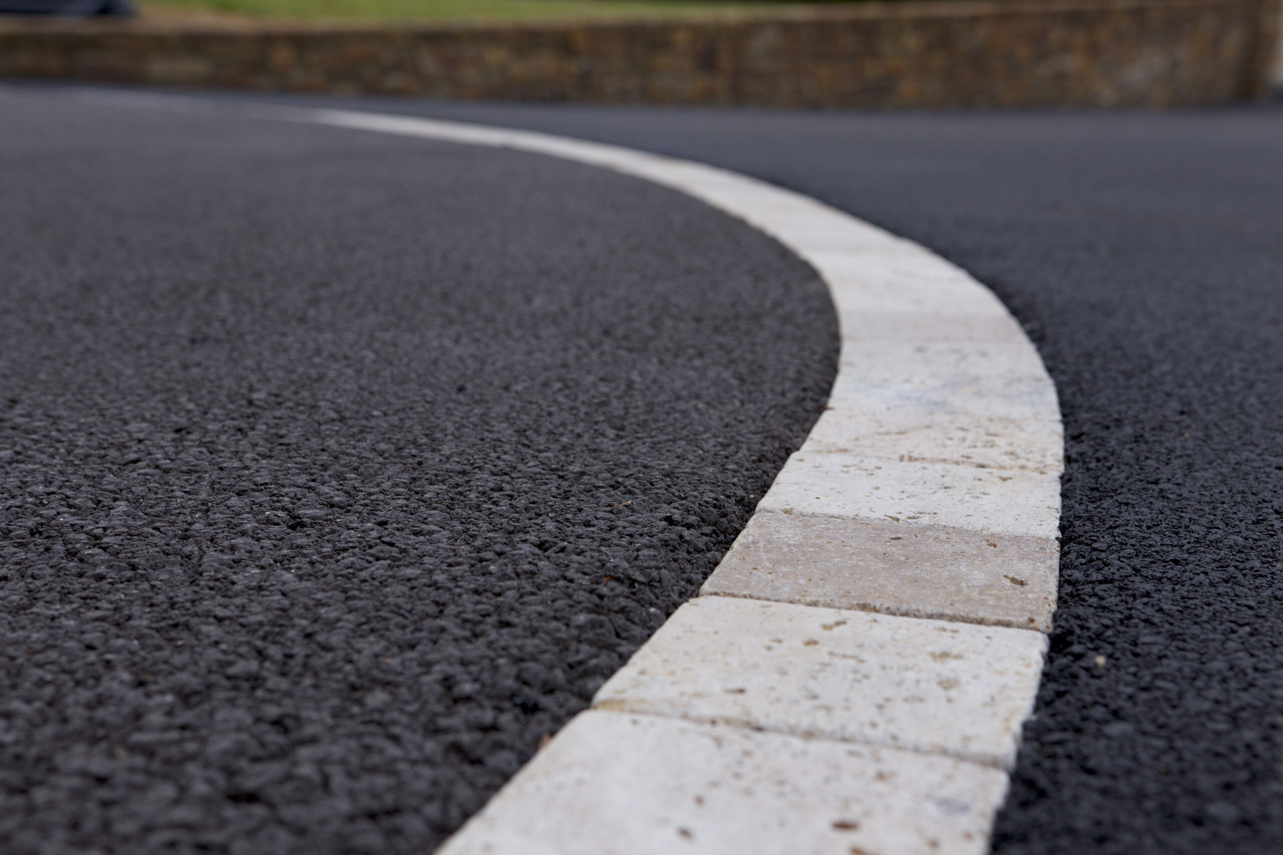 Cour - enrobé noir et pavage - Ideallée