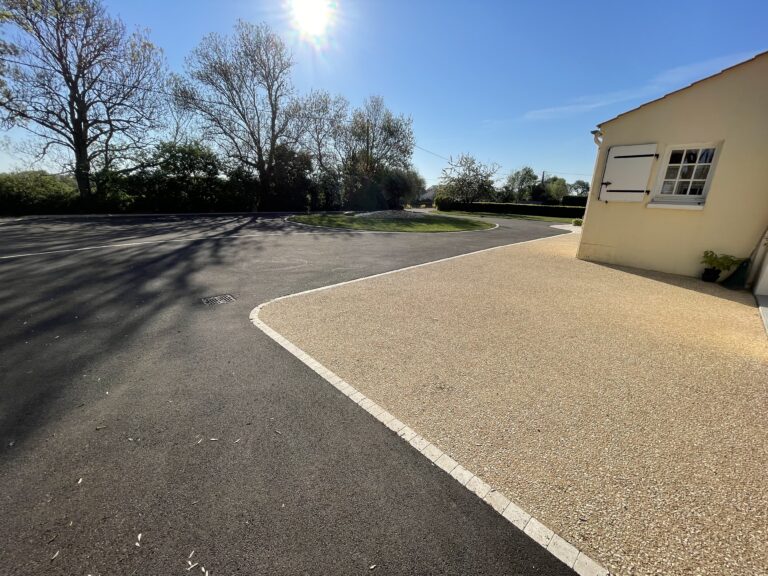 Cour - enrobé noir - pavage - béton désactivé - Ideallée
