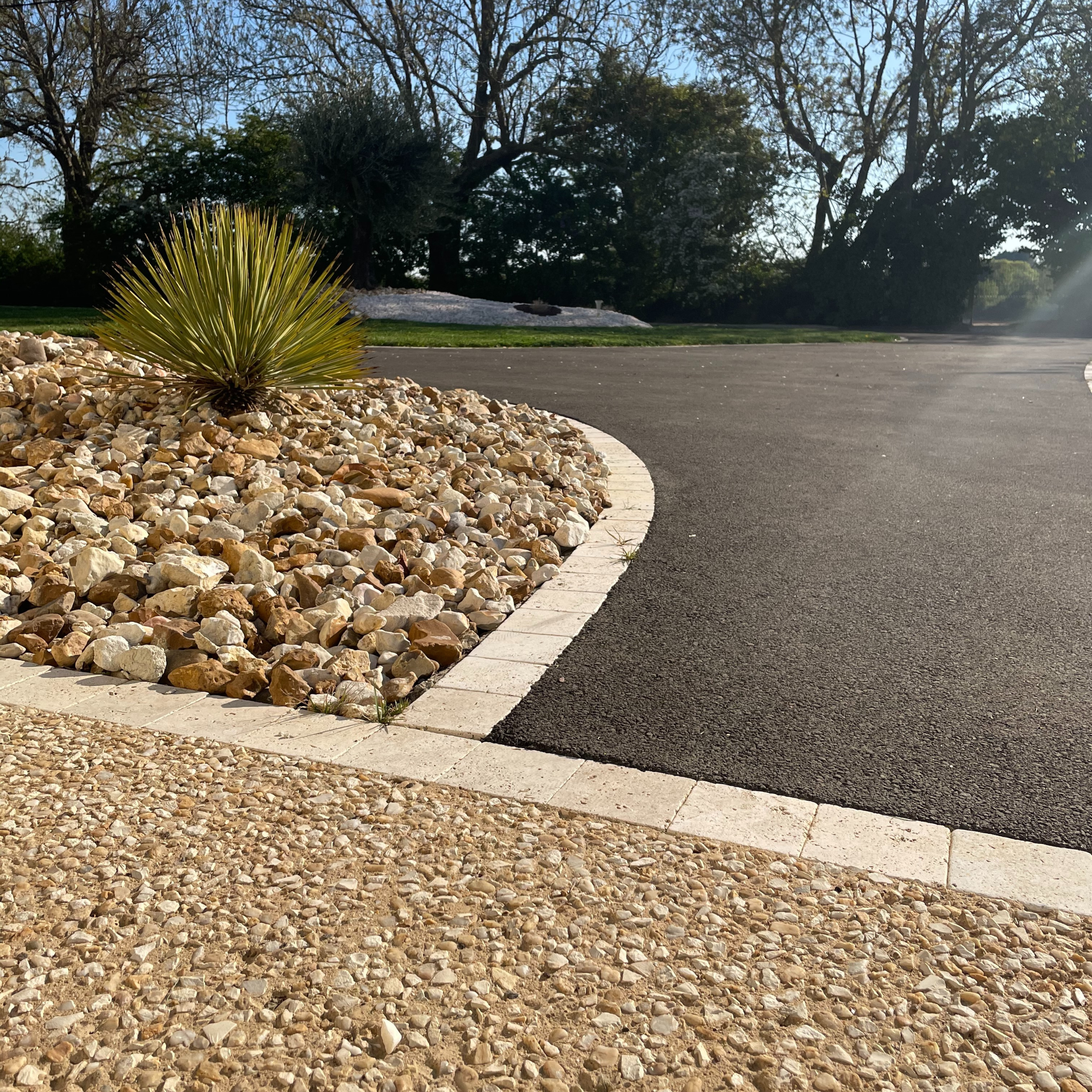 allée enrobé et gravillons