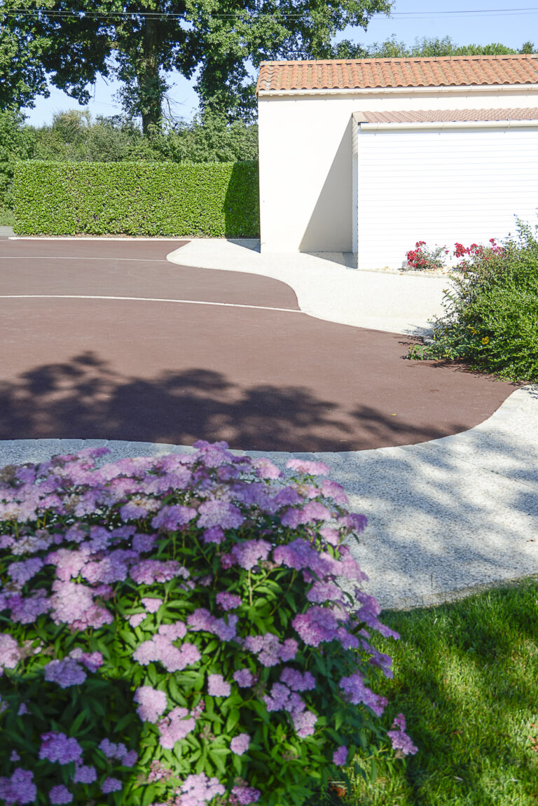 Cour - enrobé brun et béton désactivé blanc rouge - Ideallée