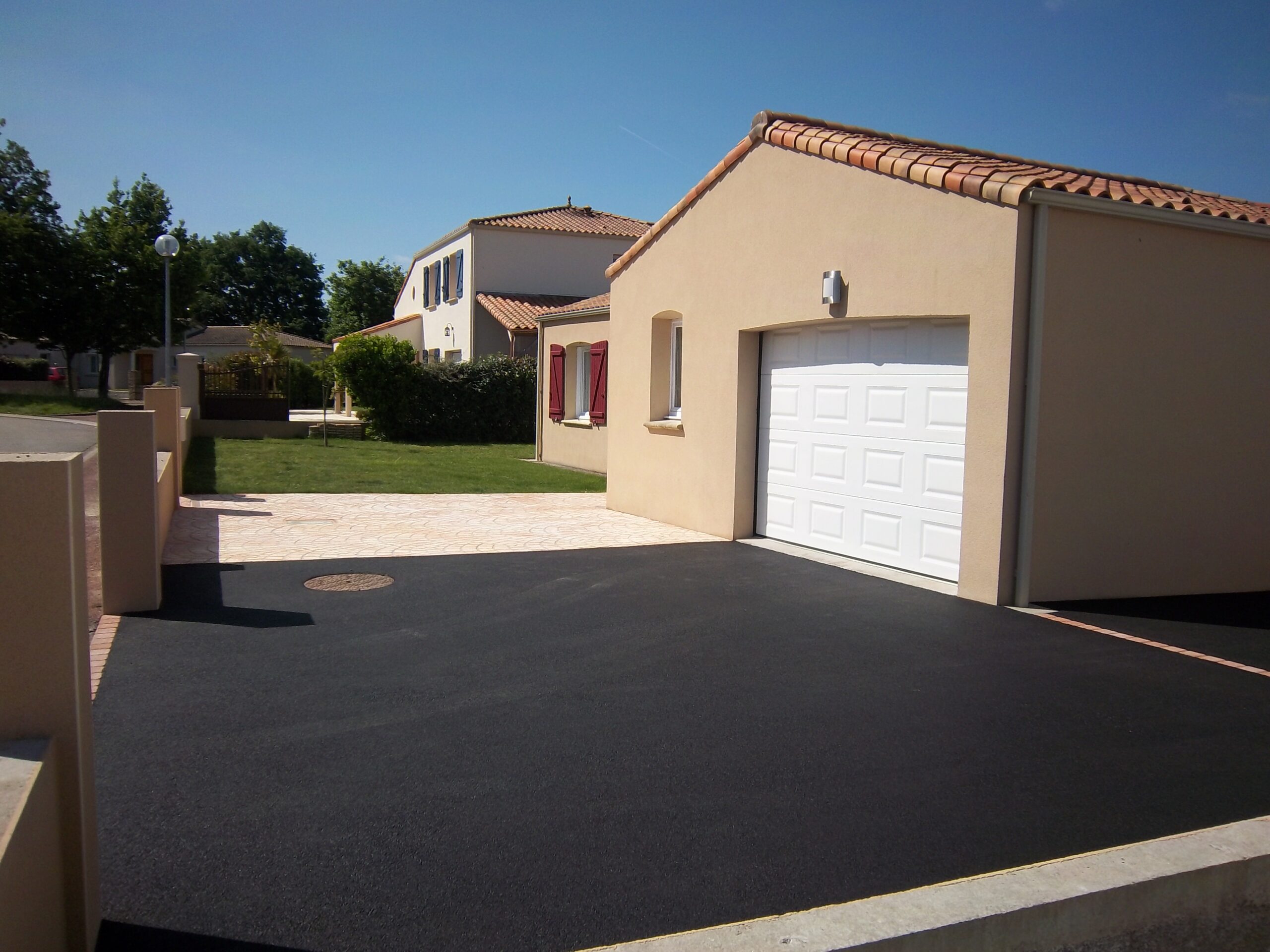 Cour - enrobé noir - Ideallée