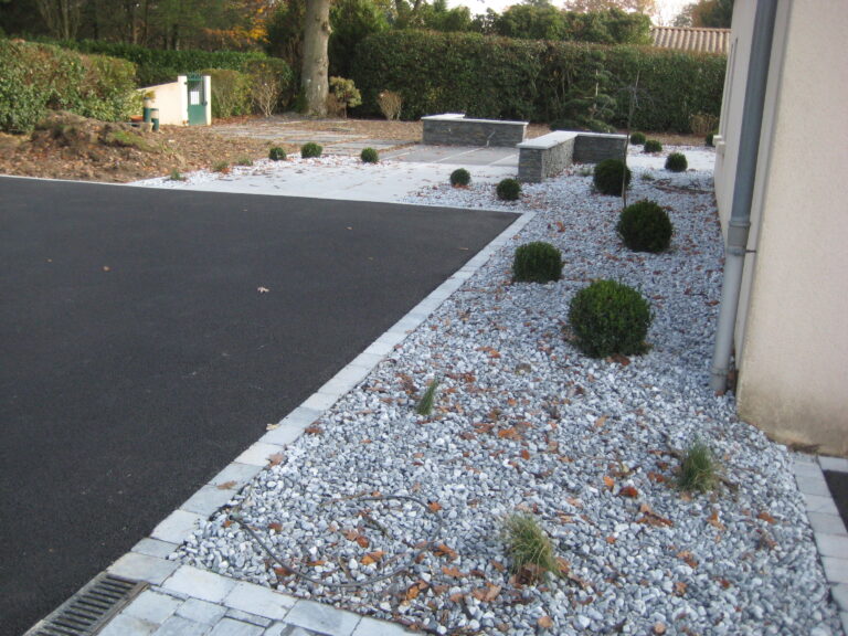 Cour - enrobé noir et pavage bleu asie - Ideallée