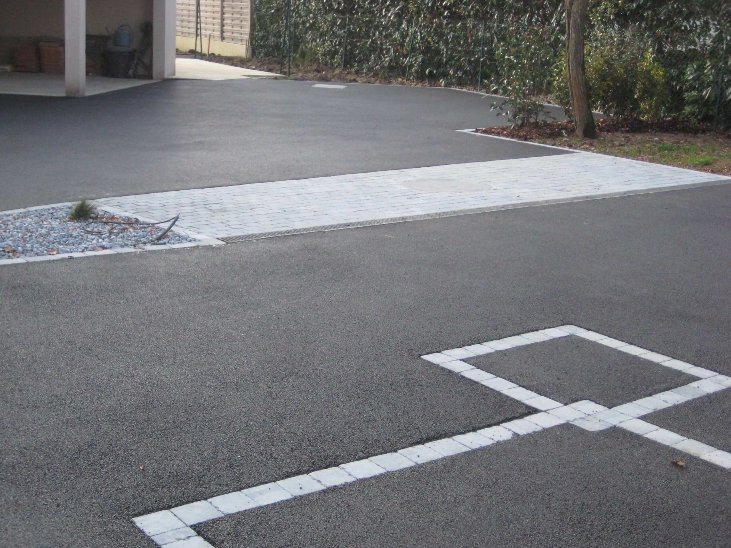 Cour - enrobé noir et pavage bleu asie - Ideallée