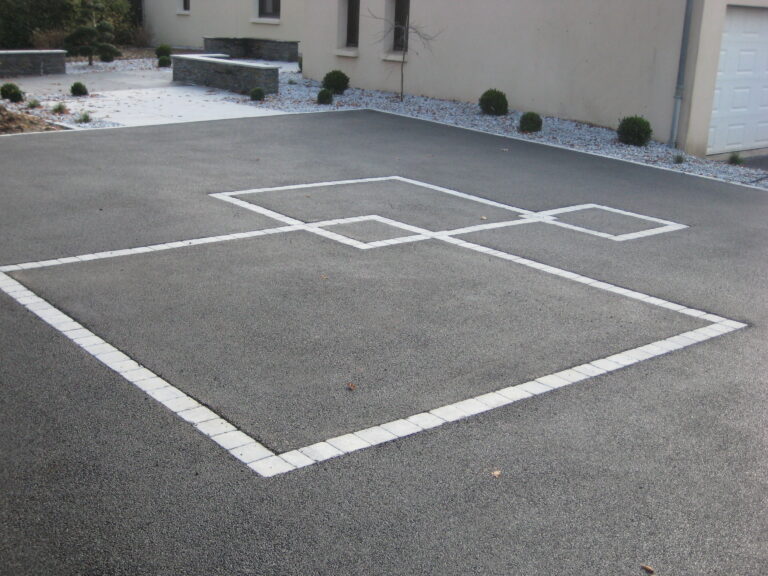 Cour - enrobé noir et pavé - Ideallée