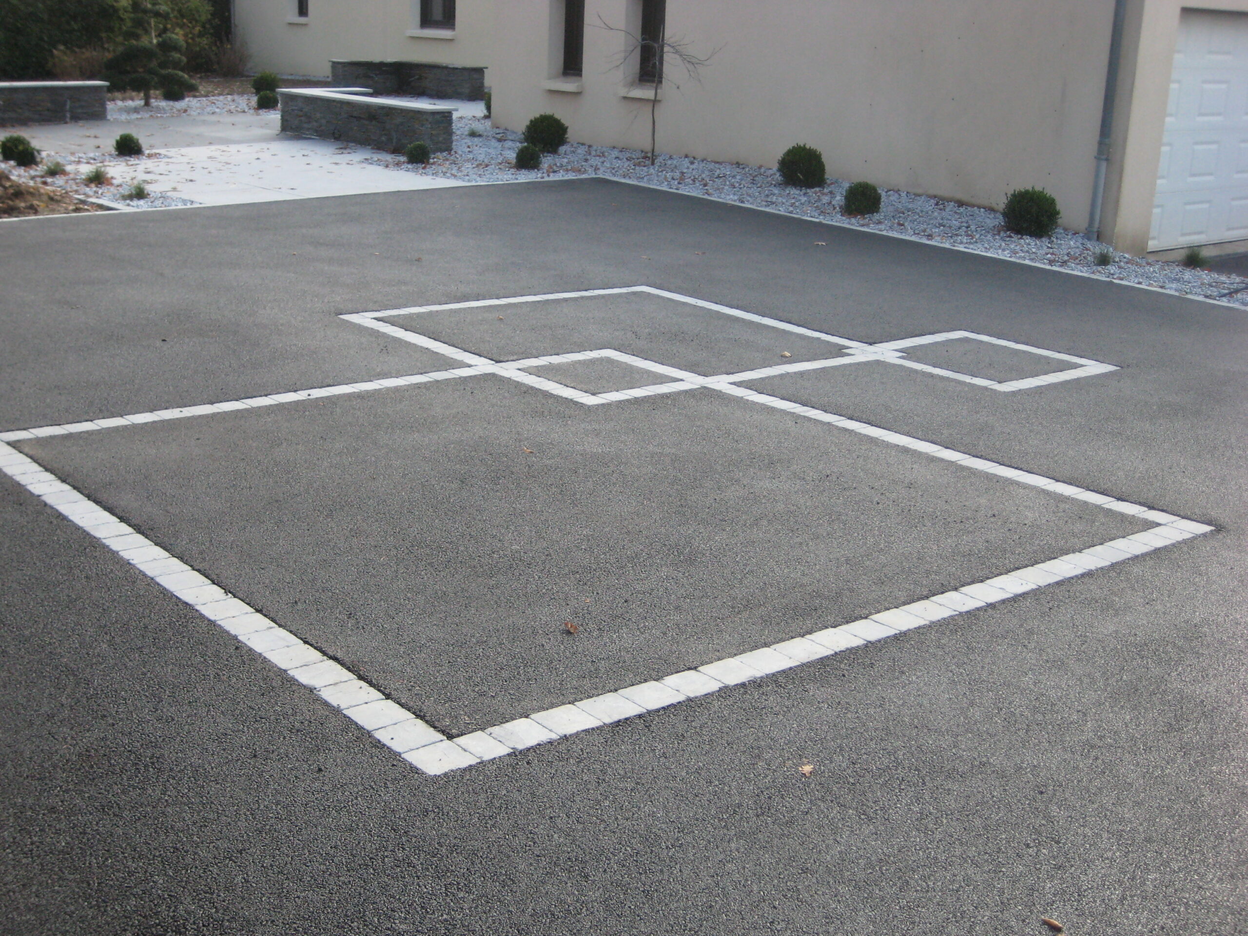 Cour - enrobé noir et pavé - Ideallée