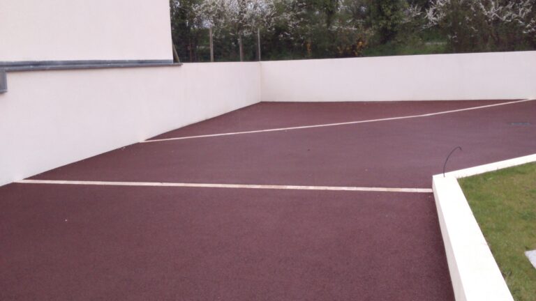 Cour - enrobé brun et pavé - Ideallée