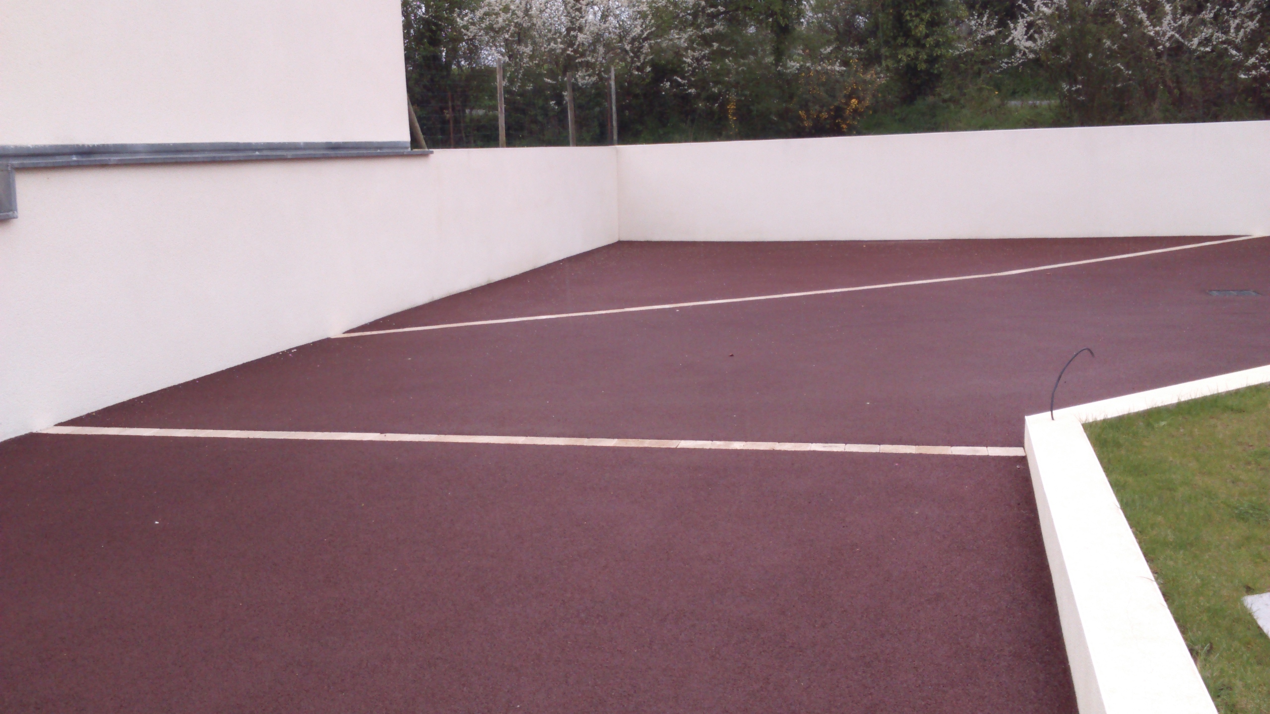 Cour - enrobé brun et pavé - Ideallée