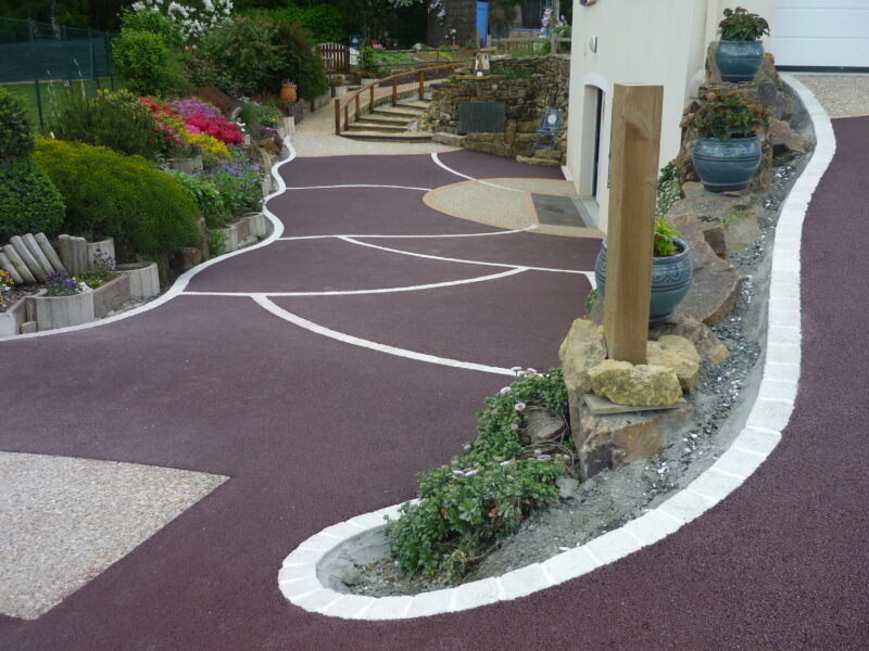 Cour - enrobé brun et pavé - Ideallée