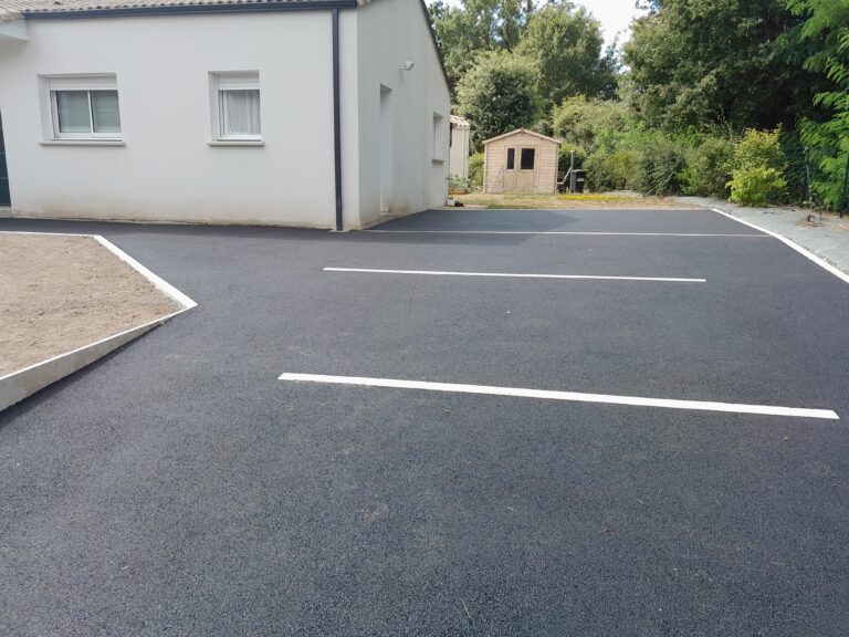 Cour - enrobé noir et chainettes déco - Ideallée