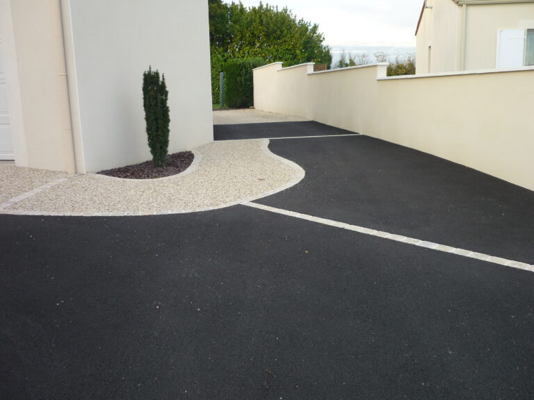 Cour - enrobé noir - béton désactivé - pavé - Ideallée