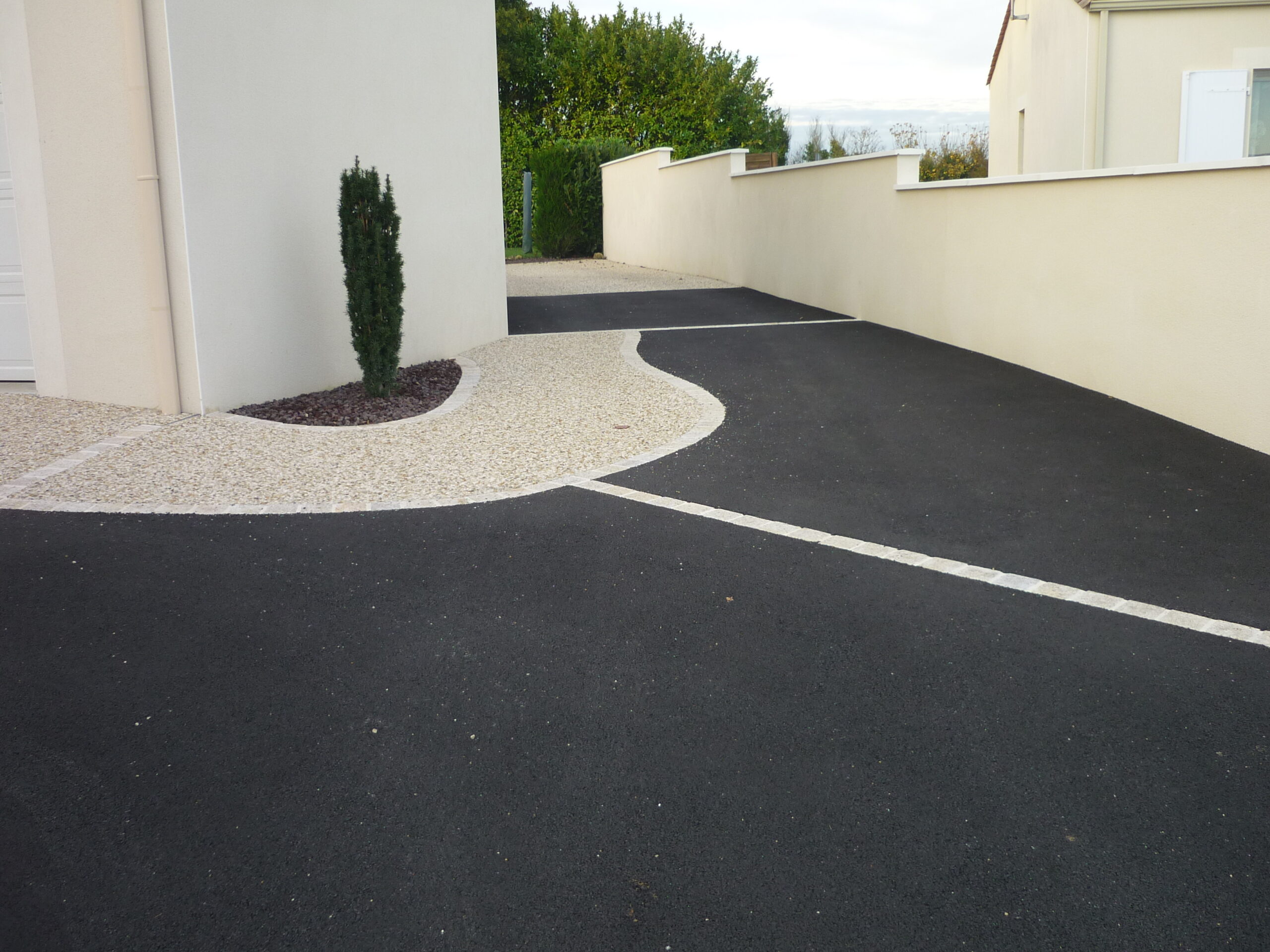 Cour - enrobé noir - béton désactivé - pavé - Ideallée