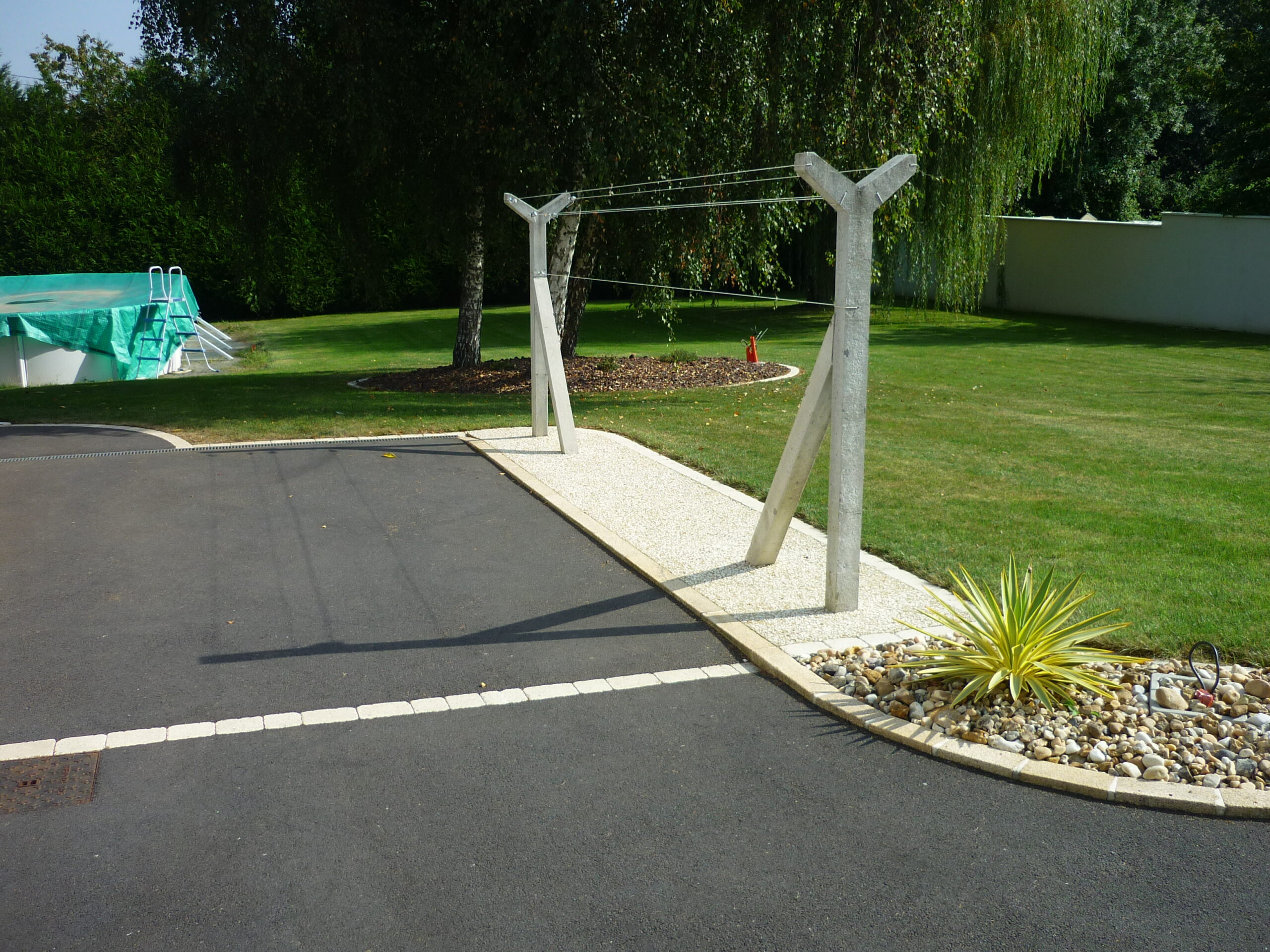 Cour - enrobé noir - béton désactivé - pavé - Ideallée