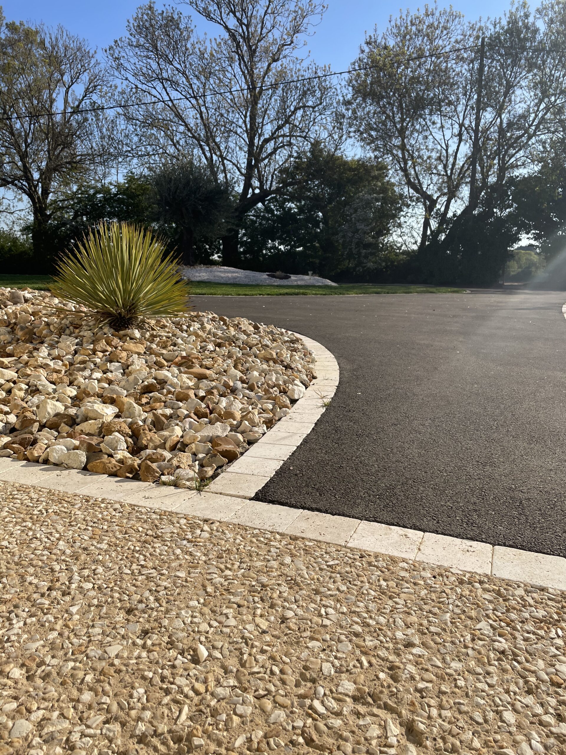 Cour - enrobé noir - pavé - béton désactivé - Ideallée