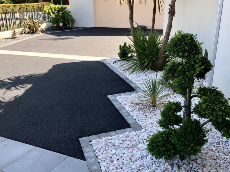 Cour - Dallage et pavés béton, enrobé noir - Ideallée