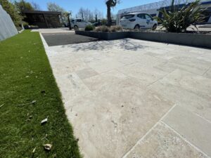 Showroom - dallage travertin - IDEALLEE