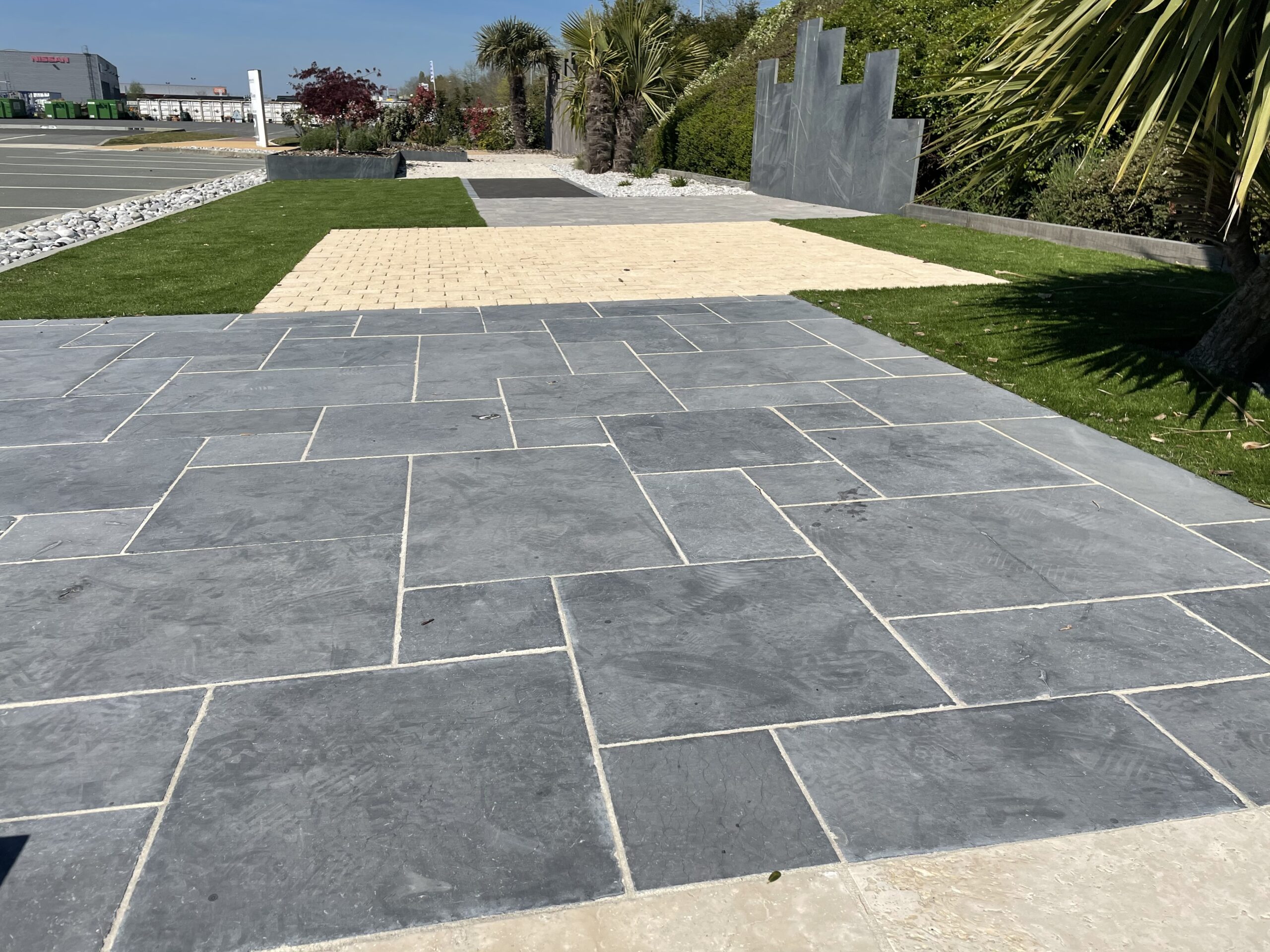 Showroom - dallage gris - IDEALLEE