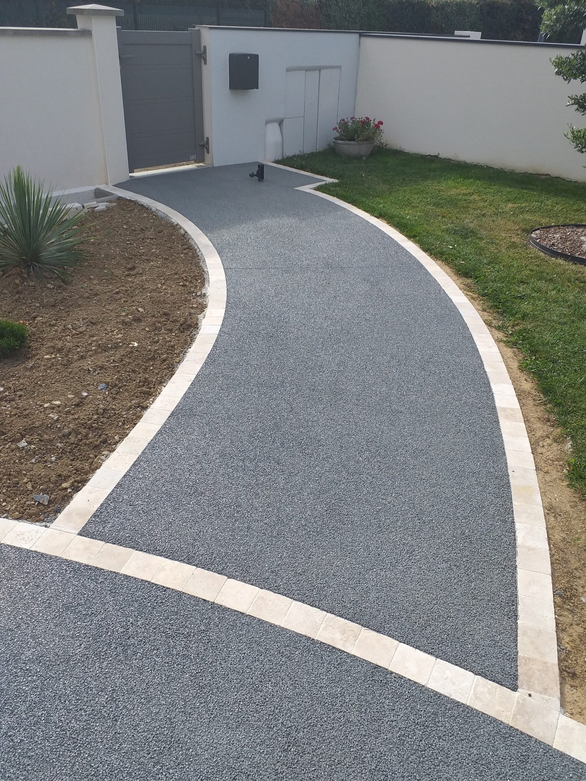 Allée - béton poreux gris et pavés travertin - Ideallée