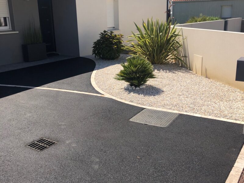 Cour - enrobé noir,pavé travertin et gravier hawai - idéallée