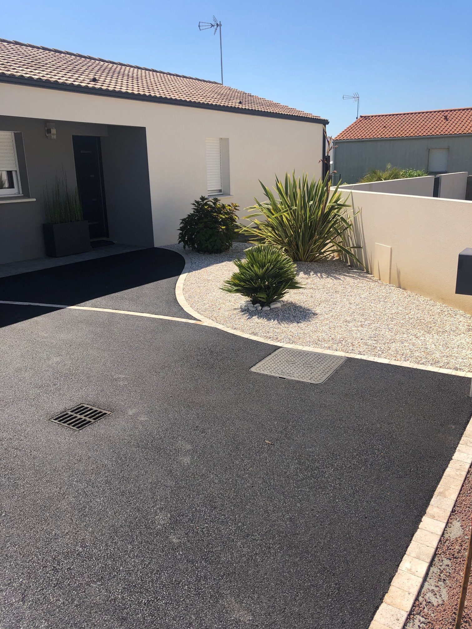 Cour - enrobé noir,pavé travertin et gravier hawai - idéallée